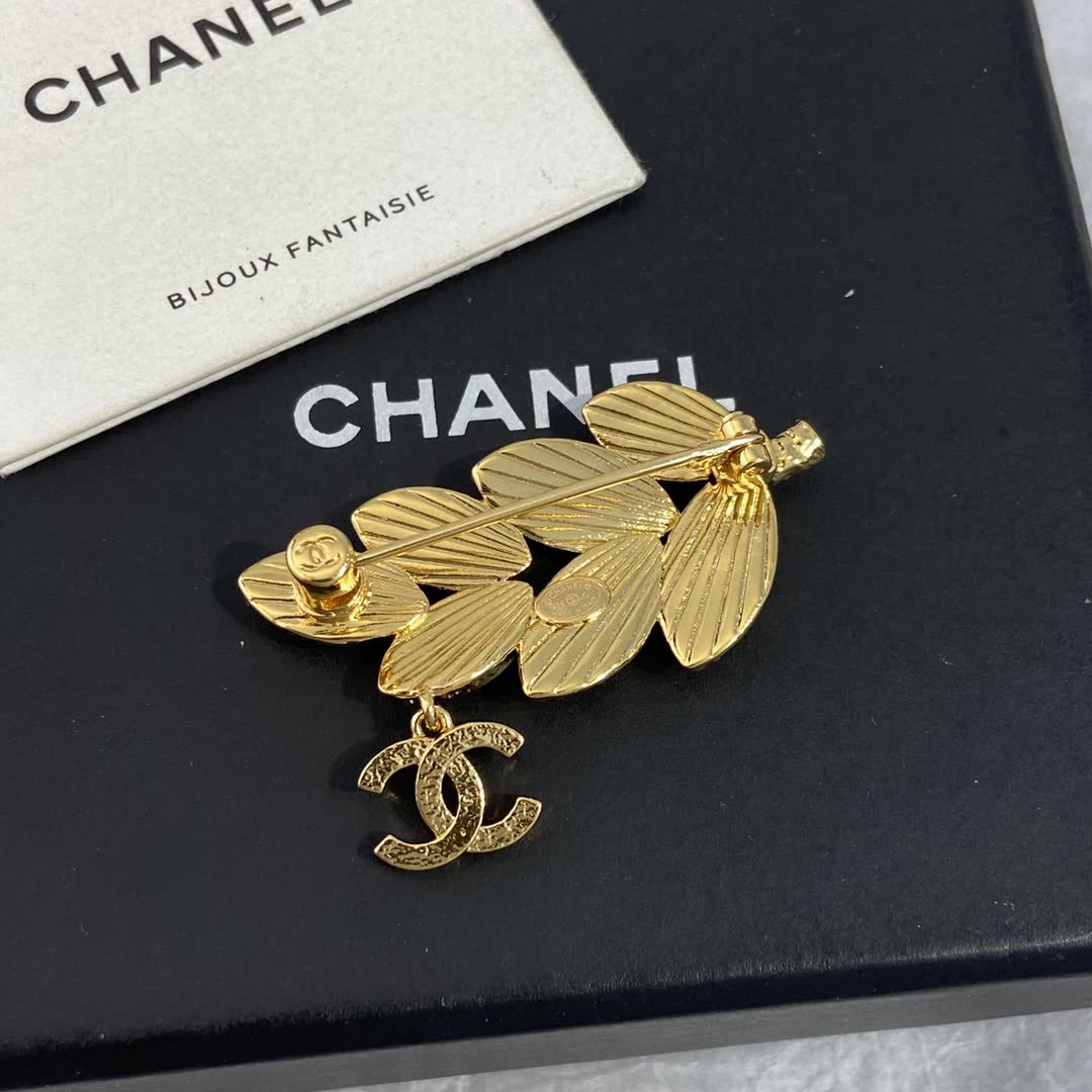 Chanel Bijoux Fantaisie Gold-tone Crystal Brooch