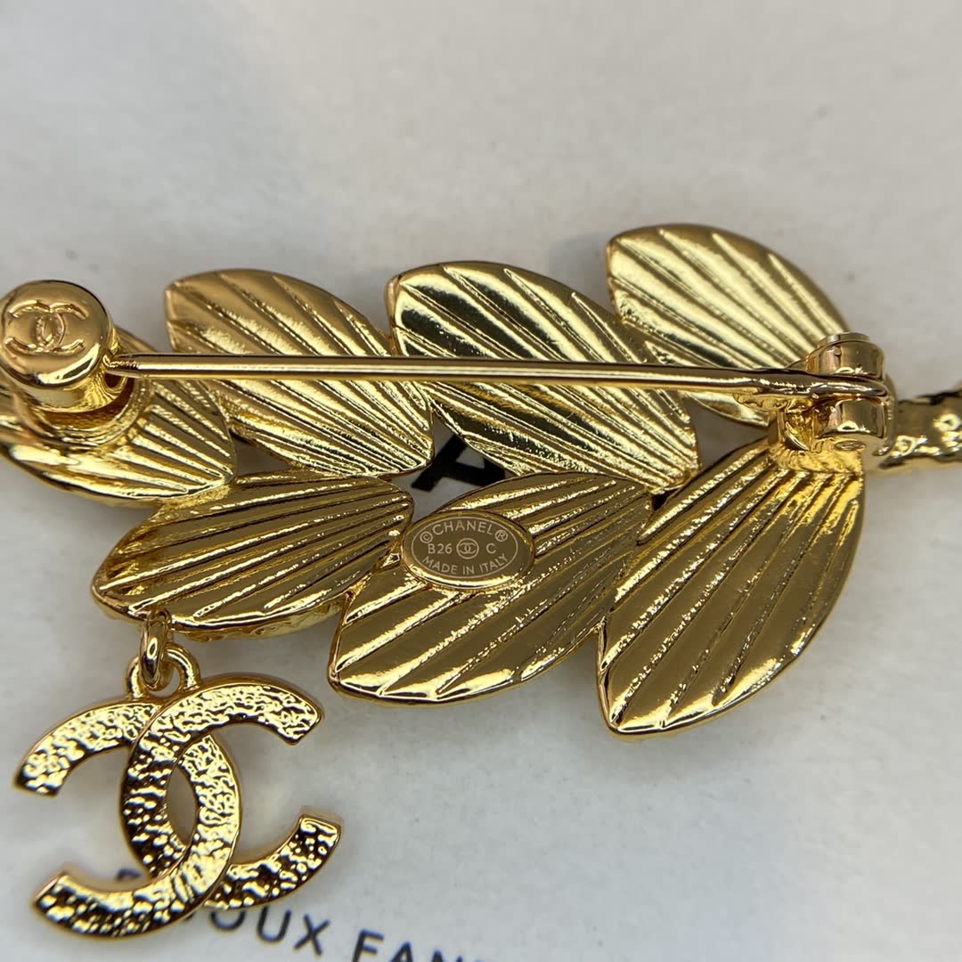 Chanel Bijoux Fantaisie Gold-tone Crystal Brooch